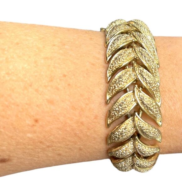 CORO Vintage Signed Goldtone Leaves Chain Link Bracelet 7" - Picture 2 of 6